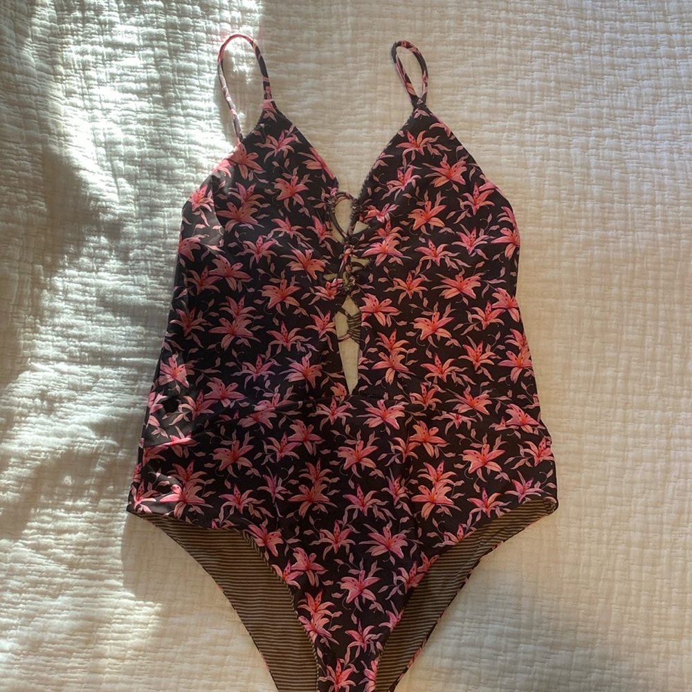 Acacia Kokomo One Piece XL lilies
